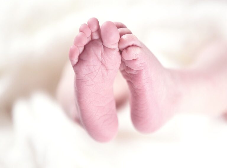 fotolia little girl feet